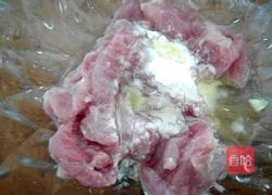 斗鸡菇丝瓜肉片汤的做法图解3