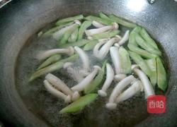 斗鸡菇丝瓜肉片汤的做法图解7