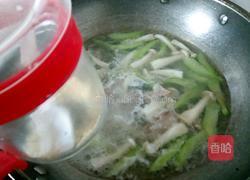斗鸡菇丝瓜肉片汤的做法图解10