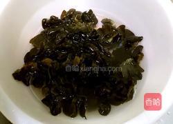 芹菜拌木耳的做法图解1