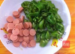 香肠辣椒炒鸡蛋的做法图解2