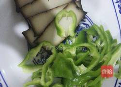 青椒豆腐干炒肉丝的做法图解2