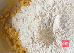 玉米面酸菜团子的做法图解1