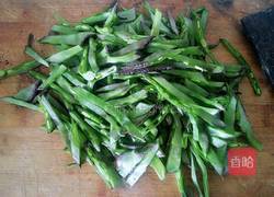 扁豆炒火腿的做法图解2