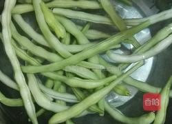 豆角焖面的做法图解1