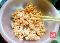 Illustration of how to make three fresh meat dumplings 5