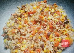 玉米胡萝卜炒饭的做法图解10