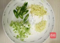 木耳炒猪皮的做法图解1