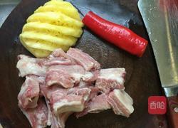 菠萝烧排骨的做法图解1