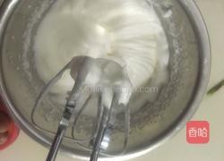 戚风三层草莓夹心蛋糕的做法图解4