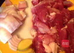 胡萝卜肉丸子的做法图解1