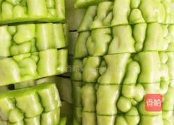 酸菜苦瓜炖排骨的做法图解1