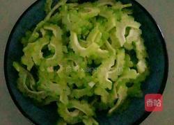 苦瓜鸡蛋的做法图解1