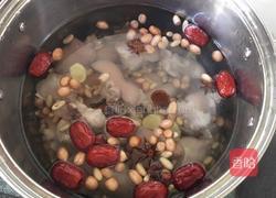花生黄豆猪脚汤的做法图解6