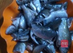 干炸小鱼的做法图解1