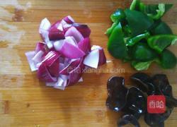 青椒炒鸡蛋木耳紫圆葱的做法图解1