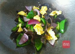青椒炒鸡蛋木耳紫圆葱的做法图解5