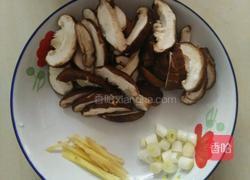 香菇炒青菜的做法图解1