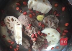 大骨莲藕花生汤的做法图解3