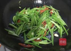 芹菜炒腐竹的做法图解4