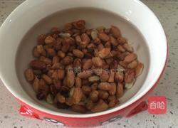 花生米炖猪蹄的做法图解4