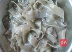 鱼肉炖宽粉的做法图解1