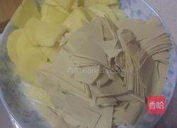 干豆腐炖土豆的做法图解3