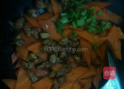 胡萝卜炒鸡丁的做法图解8