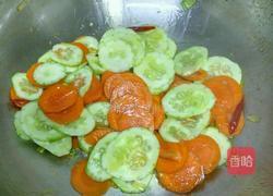 胡萝卜黄瓜炒虾仁的做法图解5