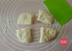 Illustration of how to make half-moon soft-core bread 15