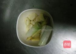 胡萝卜炖乌鸡的做法图解2