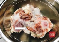 白萝卜牛尾汤的做法图解1