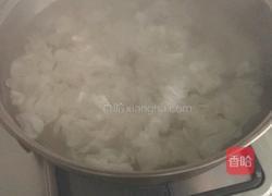 银耳梨子羹的做法图解1
