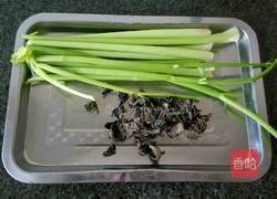 芹菜炒木耳的做法图解1