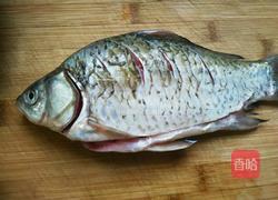 红烧鲫鱼的做法图解1