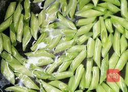 五花肉炒四季豆木耳的做法图解2