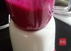 鲜榨红心火龙果的做法图解3