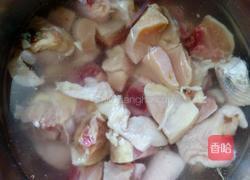香菇土豆炖鸡块的做法图解2