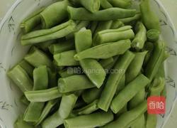 素烧豆角的做法图解1