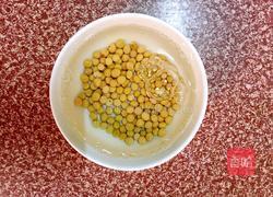 黄豆烧鱼的做法图解1