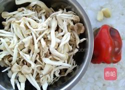 红椒炒蘑菇的做法图解1
