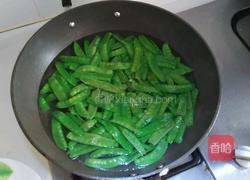 荷兰豆炒虾仁的做法图解1