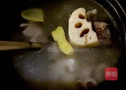胡萝卜莲藕排骨汤的做法图解7