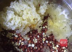 红豆薏米银耳粥的做法图解1