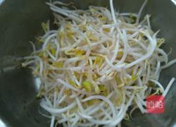 绿豆芽炒油豆腐的做法图解1