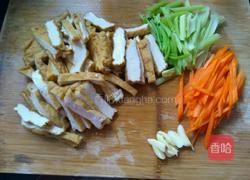 绿豆芽炒油豆腐的做法图解2