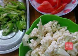 番茄青椒炒花菜的做法图解1