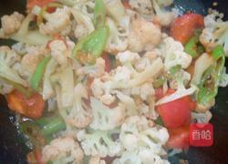 番茄青椒炒花菜的做法图解4