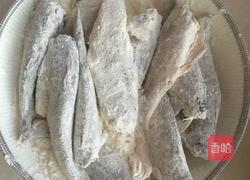 煎黄花鱼的做法图解2