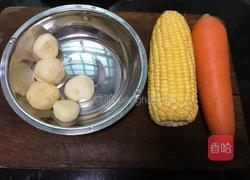 红萝卜马蹄玉米汤的做法图解1
